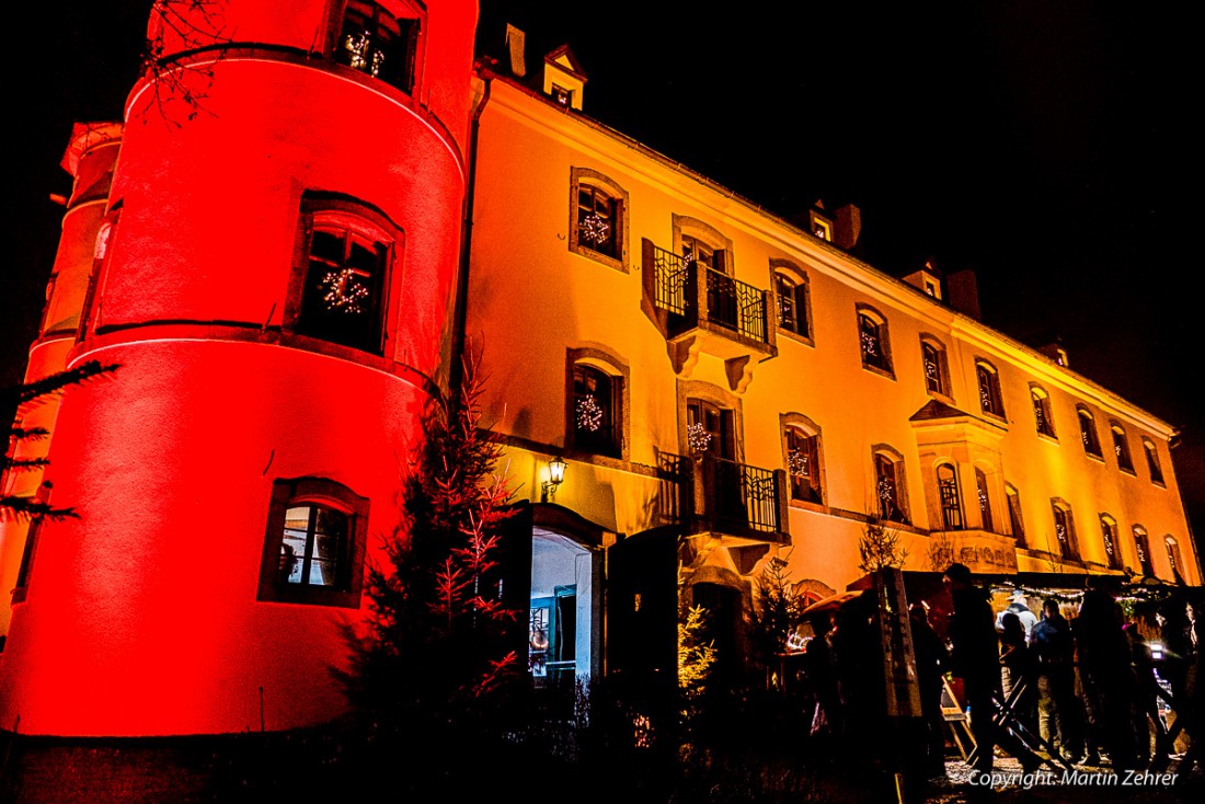 Foto: Martin Zehrer - Von allen Seiten beleuchtet. Das Wildenreuther Schloss bietet alle Jahre platz für die vielen weihnachtlichen Verkaufsstände und die sehenswerten Darbietungen... Ein wund 
