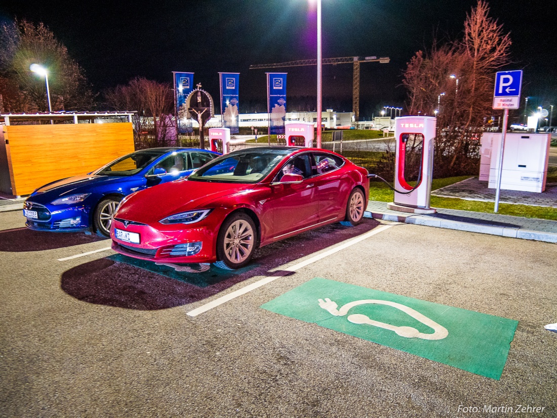 Foto: Martin Zehrer - Wie tankt man einen Tesla Model S unterwegs? Man fährt an eine Ladesäule (Tesla Supercharger), steckt an und erledigt nebenbei Sachen oder geht einen Kaffee trinken.<br />
<br />
A 