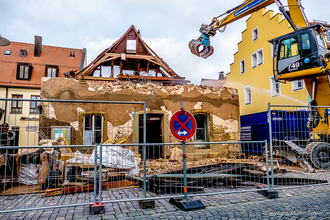 Foto: Martin Zehrer - Bald ist der Dachstuhl komplett abgerissen. Die alte Reinigung in Kemnath verliert ihr Dach... 