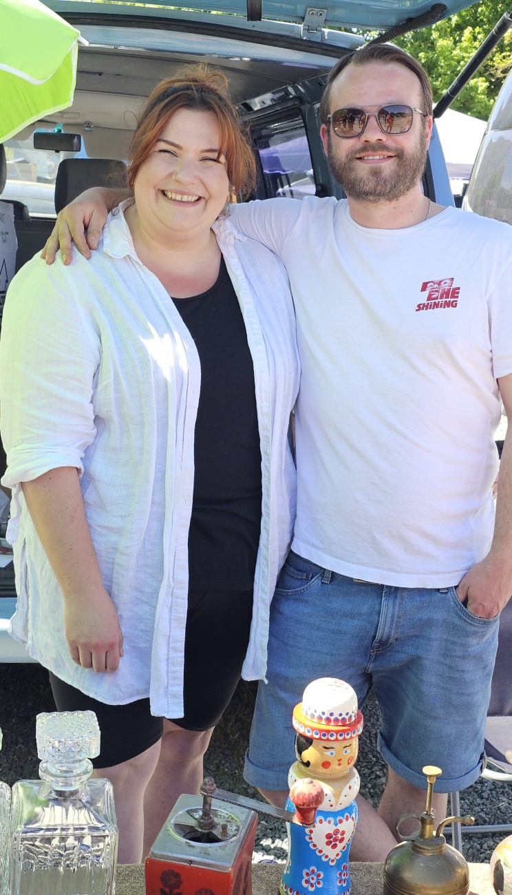 Am 2. Mai 2026 wurde der Festplatz in Bayreuth zum Treffpunkt für alle Flohmarkt-Fans. Beim großen Frühjahrsflohmarkt präsentierten zahlreiche Aussteller mit viel Freude ihre Waren ... von liebevoll arrangierten Trödelstücken bis hin zu echten Raritäten.
Die entspannte Atmosphäre, das bunte Treiben und die vielen persönlichen Begegnungen machten den Tag zu einem besonderen Erlebnis. Besucher konnten nicht nur stöbern und handeln, sondern auch die Begeisterung der Verkäufer spüren, die mit Herzblut ihre Schätze anboten.