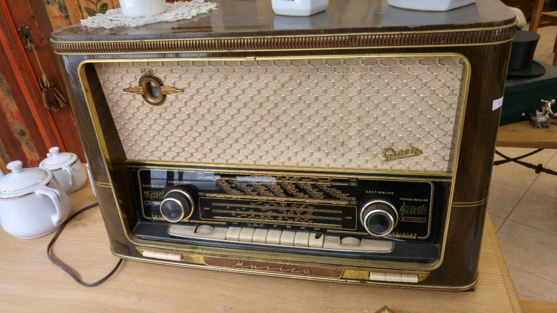 Foto: Martin Zehrer - Ein alter Röhren-Radio. Man mußte immer lange warten bis sich die Röhren im Inneren des Gerätes aufwärmten. Erst dann war das Gerät betriebsbereit.<br />
<br />
Gesehen im Geschäft 