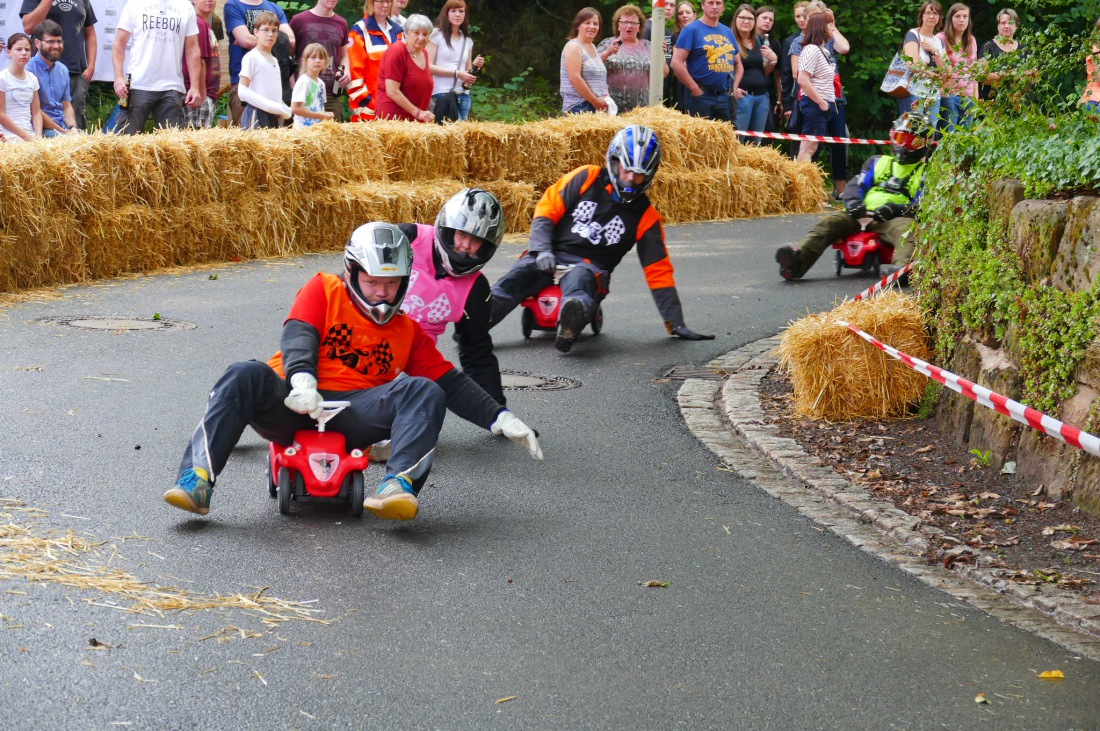 Foto: Martin Zehrer - Verfolgungsjagt auf dem Bobbycar...<br />
<br />
Genial - Die legendären Bobbycar Meisterschaft in Preißach. <br />
"Den of Vice" veranstaltete heute das 3. Bobbycar-Rennen durch die Or 