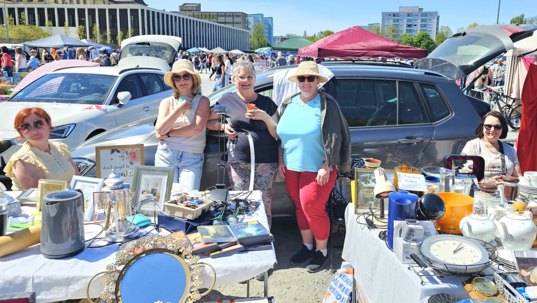 Am 2. Mai 2026 wurde der Festplatz in Bayreuth zum Treffpunkt für alle Flohmarkt-Fans. Beim großen Frühjahrsflohmarkt präsentierten zahlreiche Aussteller mit viel Freude ihre Waren ... von liebevoll arrangierten Trödelstücken bis hin zu echten Raritäten.
Die entspannte Atmosphäre, das bunte Treiben und die vielen persönlichen Begegnungen machten den Tag zu einem besonderen Erlebnis. Besucher konnten nicht nur stöbern und handeln, sondern auch die Begeisterung der Verkäufer spüren, die mit Herzblut ihre Schätze anboten.