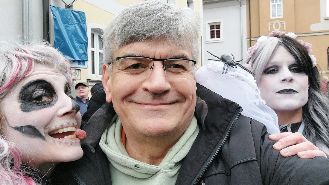 Selfie mit lustigen Vampiren beim  Faschingszug Pressath 2026