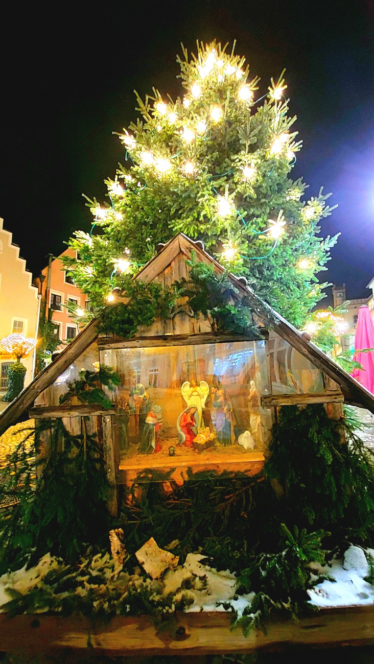 Foto: Martin Zehrer - Der Christbaum am kemnather Stadtplatz. Davor steht die riesige Weihnachtskrippe... 