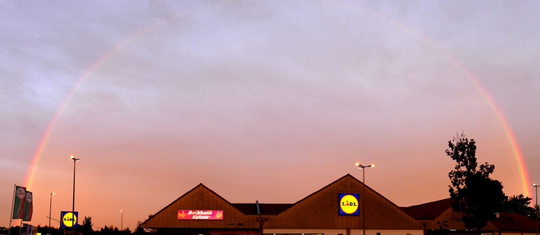 Foto: Martin Zehrer - Ein Regenbogen übern Kutzer/Lidl Geschäftsgebäude. Der Bogen spannte sich von Boden in Richtung Himmel. Ein wunderschöner Anblick ;-) 