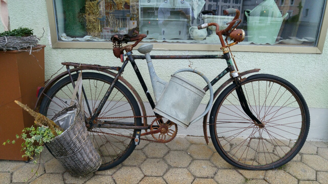 Foto: Martin Zehrer - Einst Fortbewegungsmittel, jetzt Deko... Fahrrad-Oldtimer vorm Altstadtladl in Kemnath 