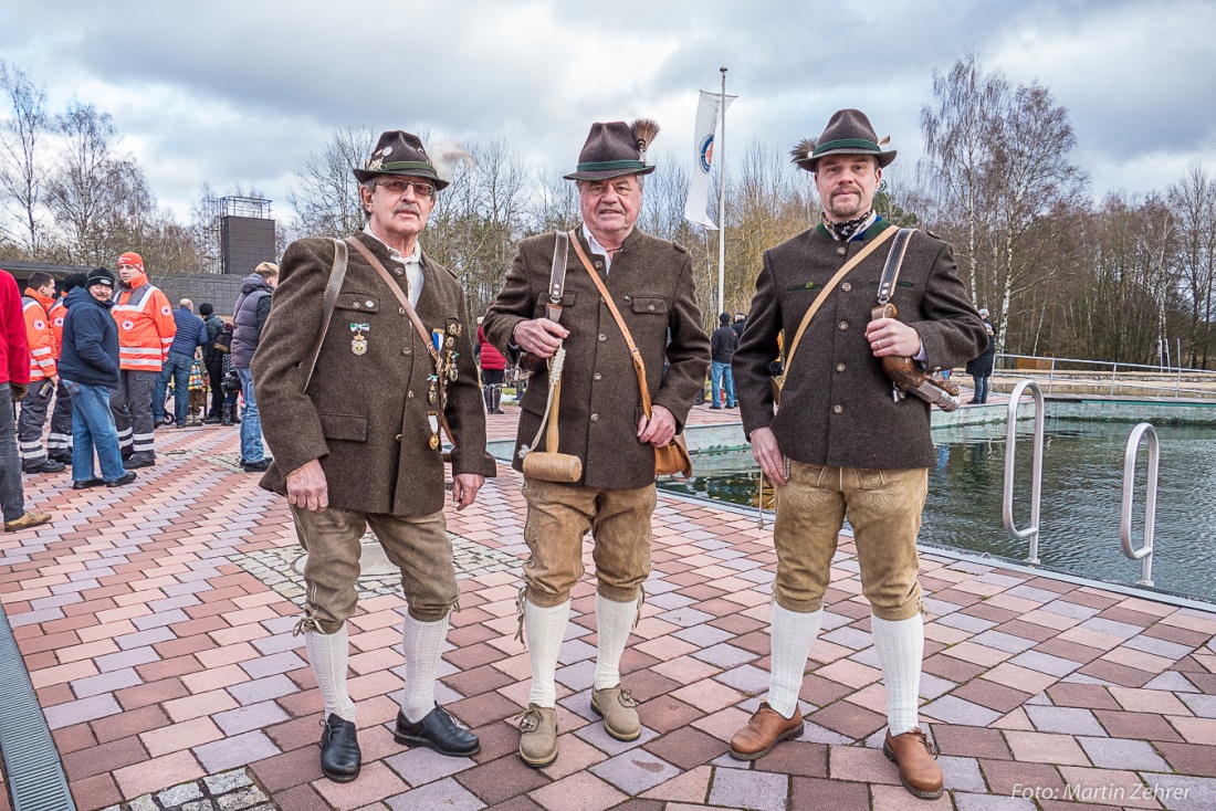 Foto: Martin Zehrer - Die Böllerschützen sorgten am 1. Januar 2018 um 14:00Uhr für den Startschuss zum 16. Neujahrsschwimmen! <br />
Jedes Jahr zucken die Besucher aufs Neue beim Abfeuern dieser Do 