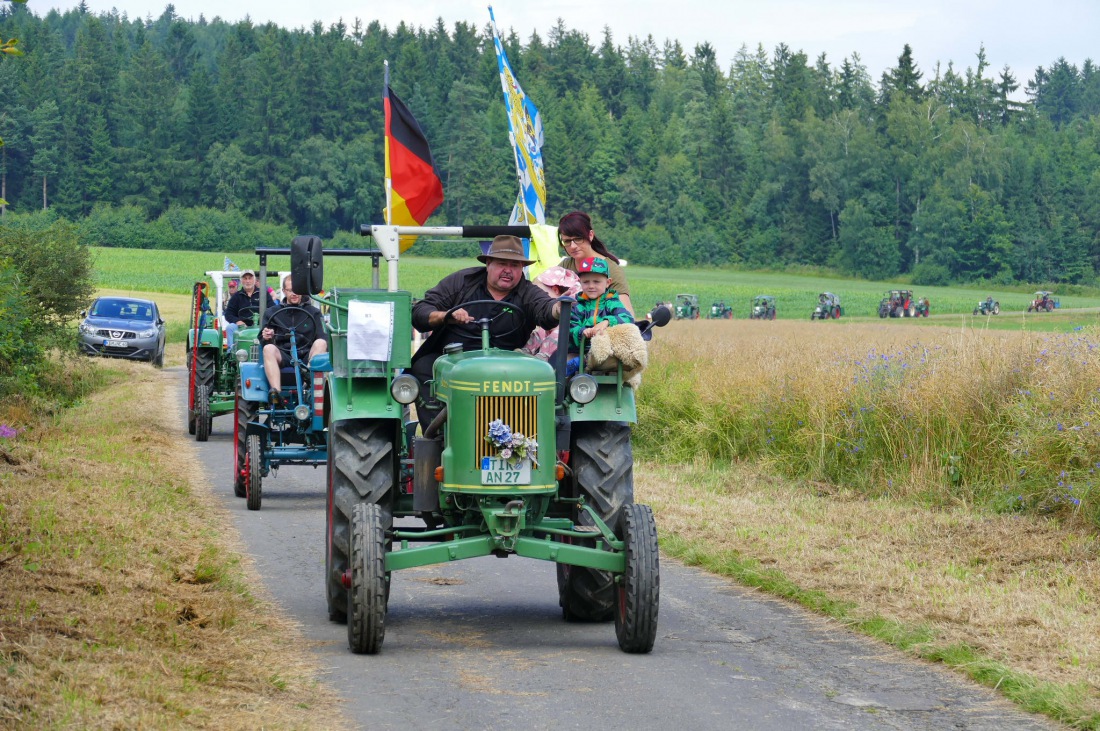 Foto: Martin Zehrer - Traktortreffen 2016 in Oberwappenöst<br />
Trotz Regen am Vormittag kamen an diesem Sonntag ca. 120 Oldtimer-Bulldogs und unzählige Besucher. Zum Mittag hin klarte das Wetter  