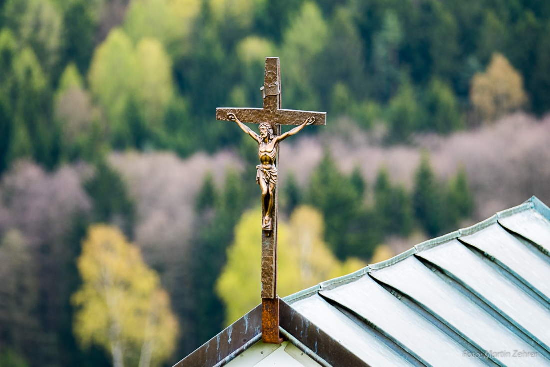 Foto: Martin Zehrer - ANs Kreuz genagelt... Oben, am Dach, im Hintergrund der Steinwald... Gesehen an der Kapelle, die zwischen Godas und Erdenweis beim Hoffmann an der Straße steht 