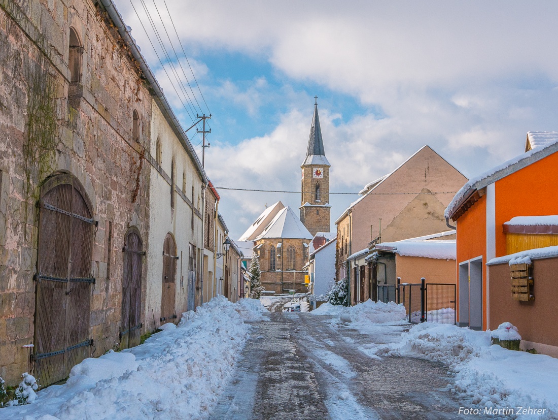 Foto: Martin Zehrer - Historisch gewachsene Gebäude und am Ende die Kirche von Neustadt am Kulm... 