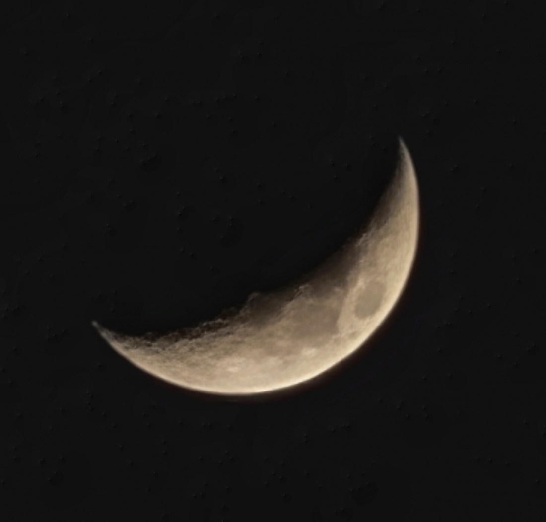 Ein zarter Sichelmond schwebt am Himmel und strahlt wie ein leises Versprechen voller Zuversicht.
Sein warmes Licht schenkt der Nacht eine sanfte Geborgenheit und erfüllt sie mit Ruhe.
Er erinnert daran, dass selbst im Dunkeln immer ein heller Anfang verborgen liegt.
Und in seinem stillen Glanz wächst die Gewissheit, dass jeder neue Tag Hoffnung und Freude bringt.
