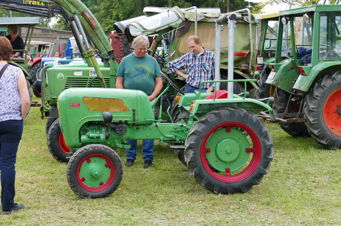 Foto: Martin Zehrer - Traktortreffen 2016 in Oberwappenöst<br />
Trotz Regen am Vormittag kamen an diesem Sonntag ca. 120 Oldtimer-Bulldogs und unzählige Besucher. Zum Mittag hin klarte das Wetter  