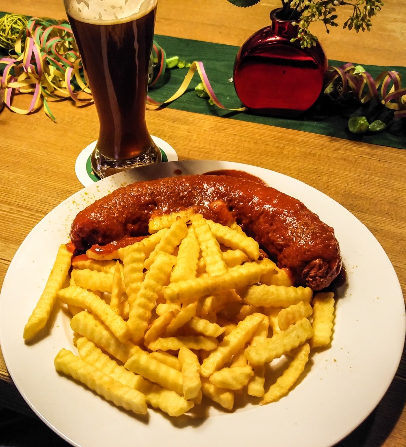 Foto: Martin Zehrer - Wenn die Curry-Wurst größer ist als das Weizenglas... Gesehen in der Gaststätte ZUM GOGERER in Floß... 