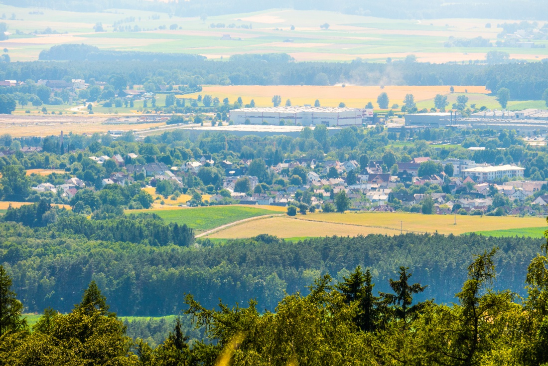 Foto: Martin Zehrer - Der Blick vom Armesberg runter nach Kemnath. Die Hegele-Bauten und zum Teil auch noch das Siemens Betriebsgelände ist gut zu erkennen.<br />
Im Hintergrund sieht man eine Stau 