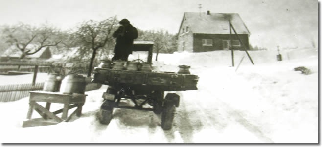 Foto: Martin Zehrer - Erich Zehrer Senior in Godas, beim (Milch)kannen-Zusammenfahren.<br />
<br />
Die Milch der Bauern wurde damals in den Ortschaften in Kannen am Milchbankl, ein Sammalpunkt für die  