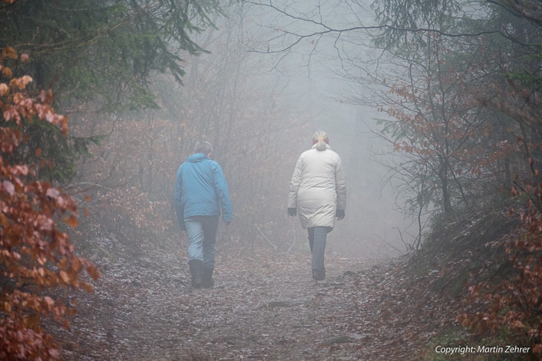 Foto: Martin Zehrer - Wandern im Nebel hoch zur Kösseine - Die Belohnung folgt aber dann oben auf dem Gipfel - Wahnsinniger Sonnenschein über den Nebelwolken... 