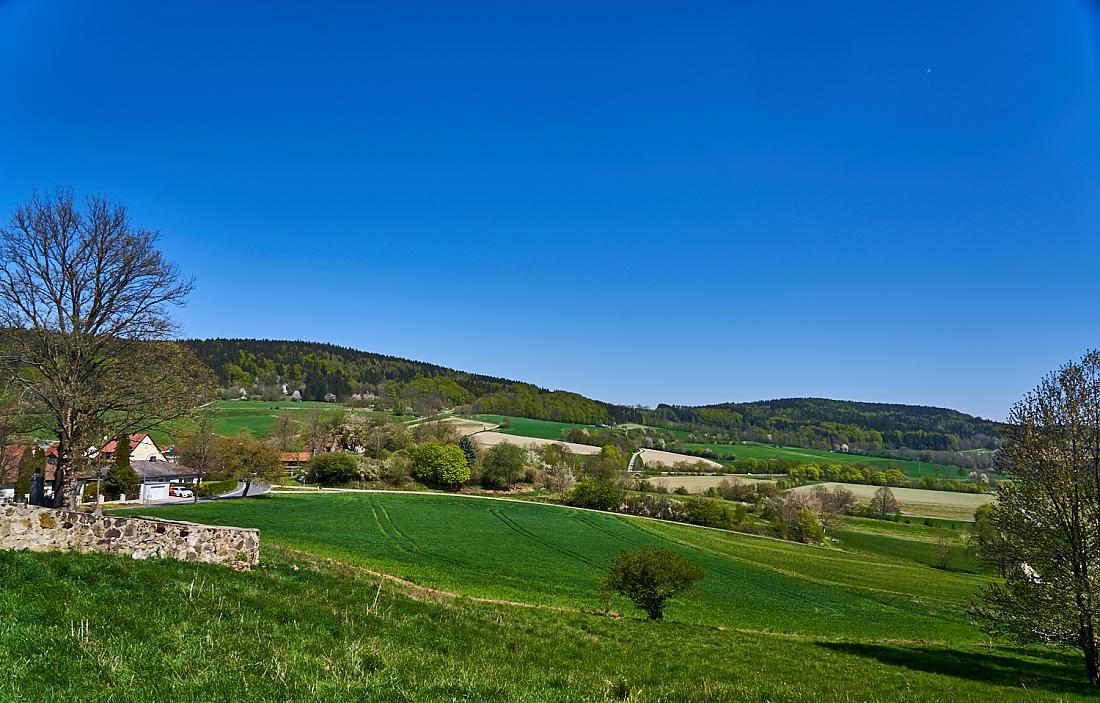 Foto: Martin Zehrer - Waldeck - Der Blick vom Fuße des Schlossberges in Richtung Zwergau. Links ist die Mauer des alten Friedhofs zu erkennen. 