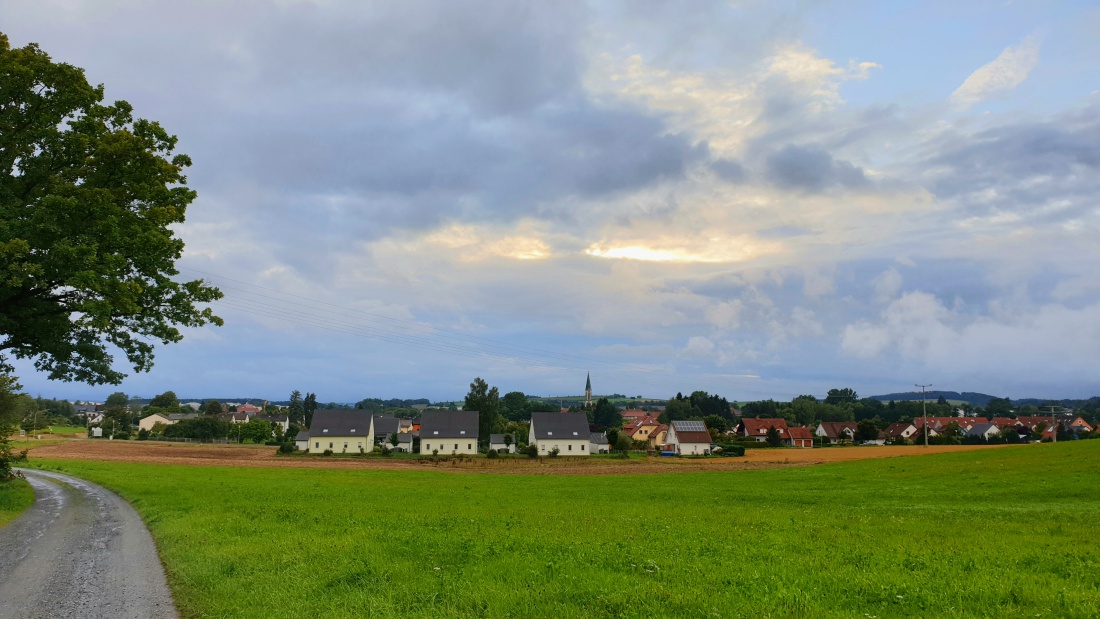 Foto: Martin Zehrer - Spaziergang rund um Kemnath...<br />
<br />
27. August 2021<br />
<br />
Wetter...<br />
- ca. 14 Grad.<br />
- Bewölkt und ziemlich düster<br />
- Regen, Nieseln und manchmal Sonne<br />
- Ein ungemütlicher Sp 