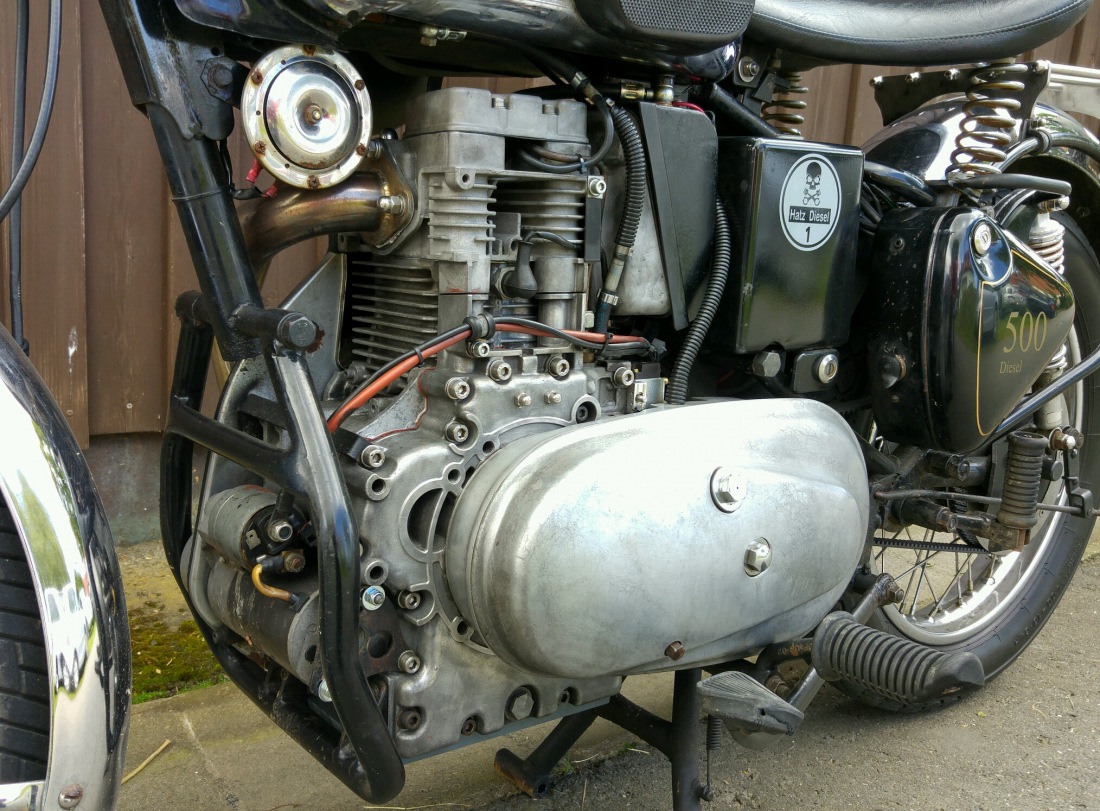 Foto: Martin Zehrer - Ein Hatz Rüttelplatten-Motor im Motorrad. Die Royal Enfield Diesel ist längst Kult...<br />
Der Motor ist Gebläsegekühlt, auf der anderen Seite ist das Gehäuse zur Luftumleitu 