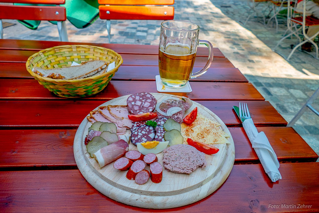 Foto: Martin Zehrer - Yes, es kann los gehen. Mahlzeit. Eine Brotzeitplatte und ein Radler dazu. Nach ca. 3 Kilometern gibts hier die Belohnung. Brotzeitmachen im Waldhaus. 