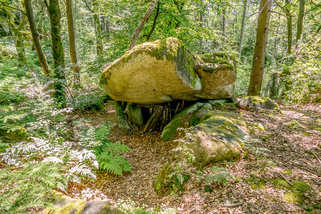 Foto: Martin Zehrer - Der Felsen liegt so, dass unterhalb ein Hohlraum ist. Bei genauerem Hingucken erkennt man, dass irgendjemand dort was hingebaut hat. 