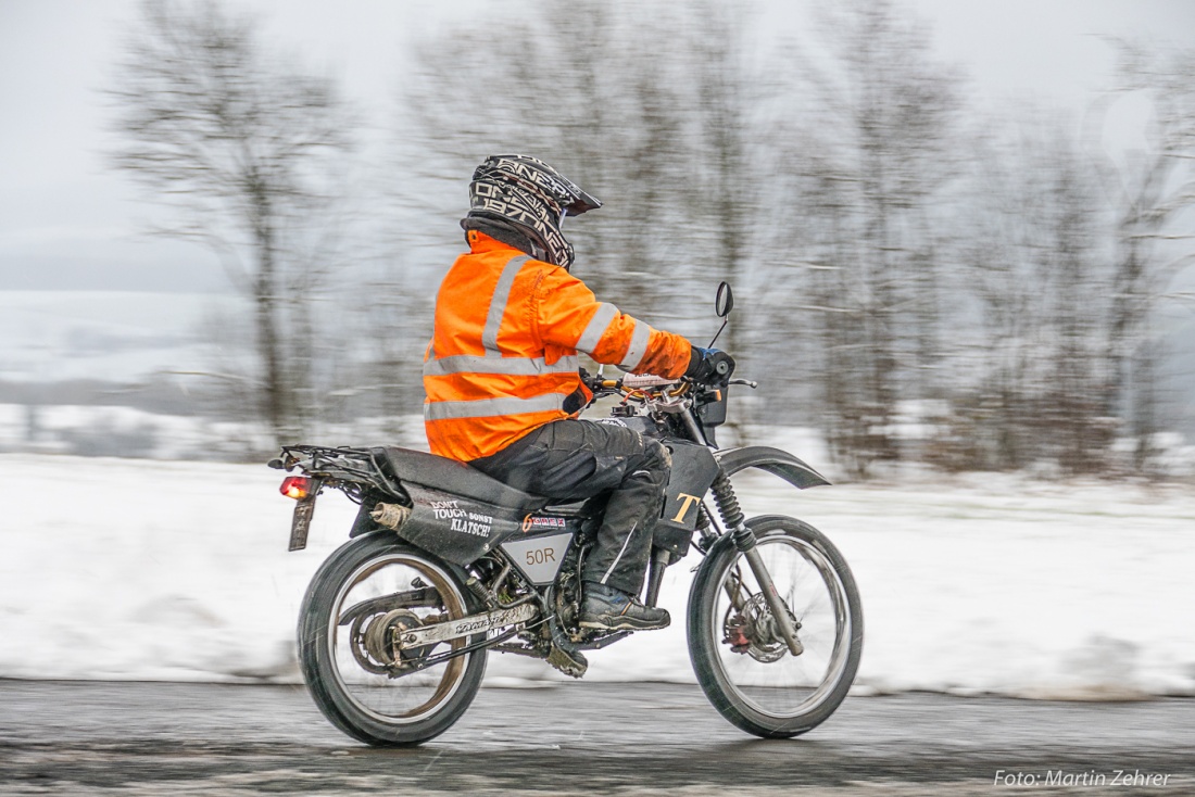 Foto: Martin Zehrer - Unterwegs im Winter mit seiner 50er Yamaha, am 19. November 2017 auf dem Armesberg... 