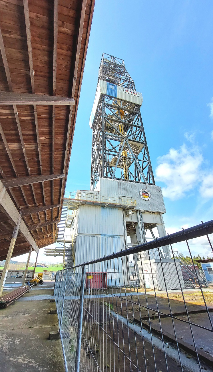 Foto: Martin Zehrer - Steht in Windischeschenbach:<br />
Der Bohrturm von einem der tiefsten gebohrten Löchern weltweit. 