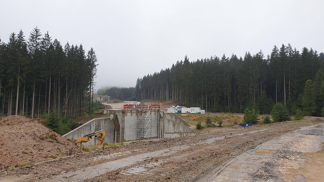 Foto: Martin Zehrer - Straßenbau-Projekt am hessenreuther Berg, auch Abspann genannt.<br />
Enorme Erdbewegungen werden hier unternommen und große Bauwerke gesetzt um den Ausbau der Strasse voranzu 