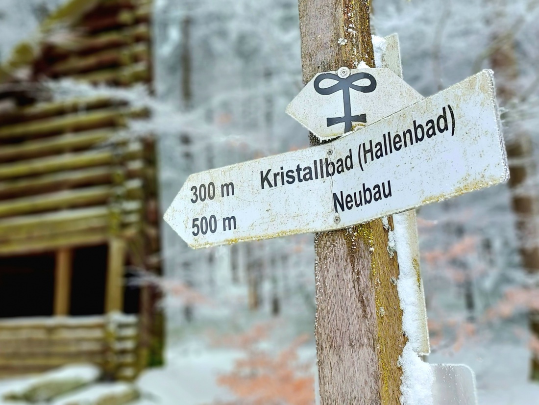 Foto: Martin Zehrer - Wegweiser zum längst abgebrannten Kristallbad in Fichtelberg.  