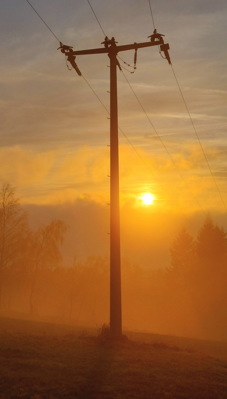 Foto: Martin Zehrer - Da strahlt sie entgegen,  vertreibt Nebel und Wolken.<br />
So herrlich aus dem All, der gl&uuml;hende Sonnenball!   