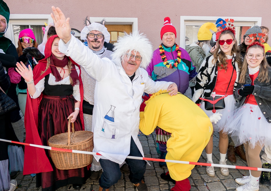 Faschingszug durch Waldeck 2026 - WCV Helau!!!

Am 15. Februar 2026 war es wieder soweit. Tausende Besucher jubelten den Narren zu, das Wetter wurde wie bestellt, wunderschön. Die Sonne strahlte und alle Menschen waren voller Faschings-Laune. WCV Helau!!!!
