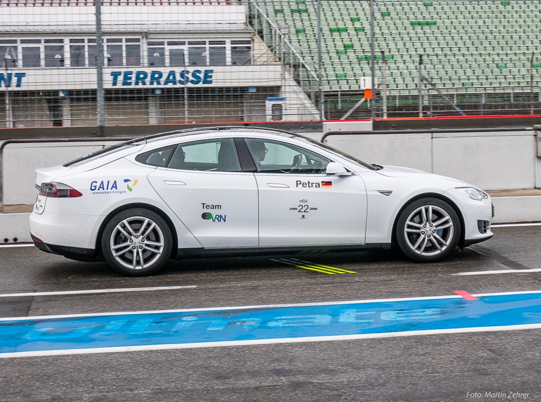 Foto: Martin Zehrer - Ein Tesla Model-S, davon standen mehrere auf dem Hockenheim-Ring zur Probefahrt bereit. Beeindruckende Fahrleistungen auf der Rennstrecke!!! 