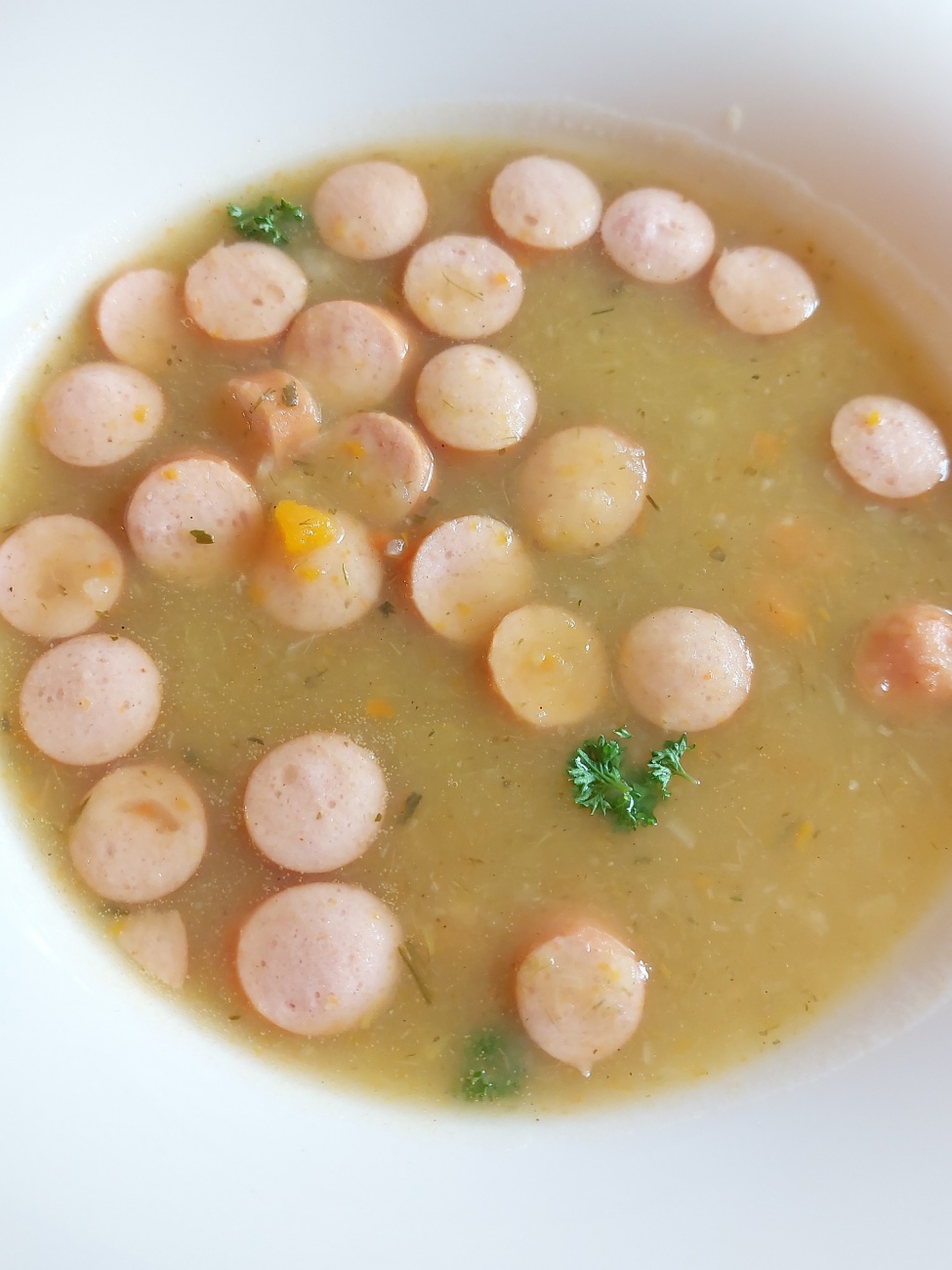 Foto: Martin Zehrer - Im Café Center in Weiden, bekannt als das Wiener Cafe wird eine Kartoffelsuppe serviert, die durch kleine Würstchen und frische Kräuter ergänzt wird. <br />
Die Suppe zeichnet 