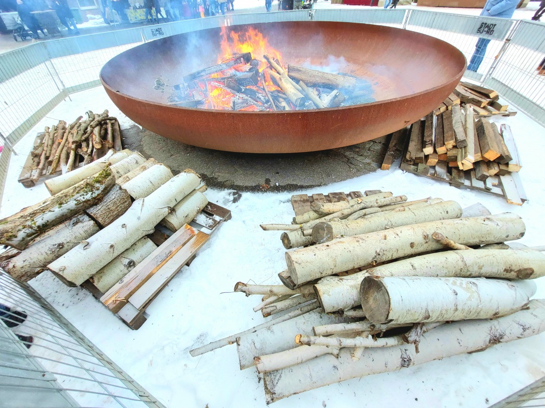 Foto: Martin Zehrer - Das nenne ich mal Feuer-Schale!!!<br />
<br />
Diese riesige Schüssel stand auf dem Weihnachtsmarkt in Sulzbach Rosenberg und wärmte die Besucher.<br />
Nebenan ragt der stillgelegte Sc 