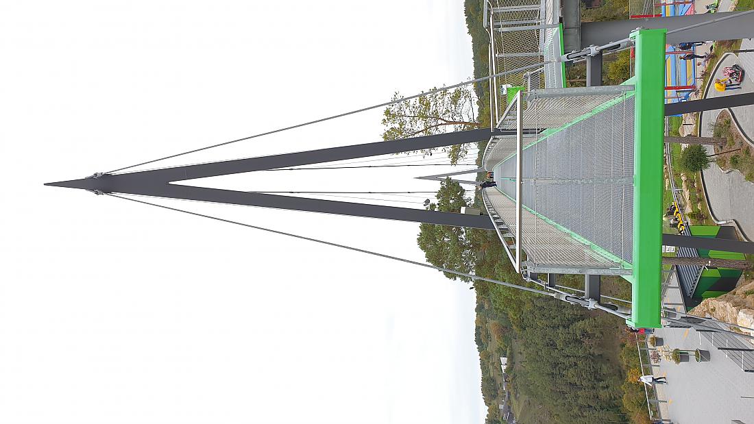 Foto: Martin Zehrer - Der Sky-Walk in Pottenstein. Der Boden besteht aus Gitter-Rosten, die Konstruktion schwankt doch sehr und die Aussicht ist gigantisch :-) 