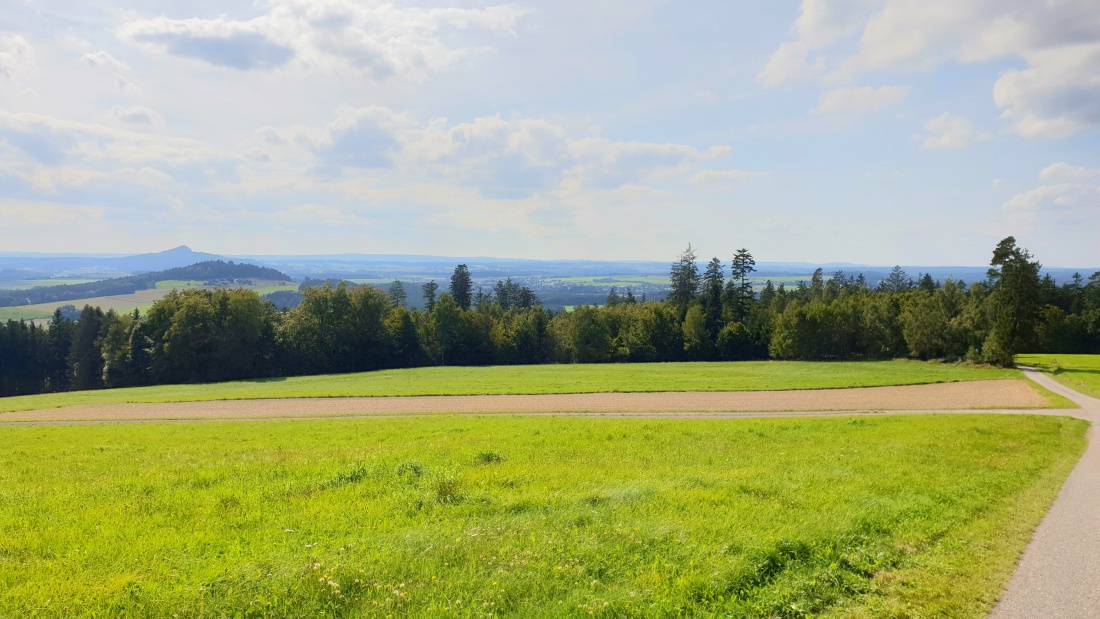 Foto: Martin Zehrer - Der Blick zurück übers  kemnather Land hinüber zum Rauhen Kulm.<br />
Diesen Blick erhascht man, wenn man von Neusteinreuth durch den Wald nach Godas hoch fährt.<br />
Ach ja, mit  