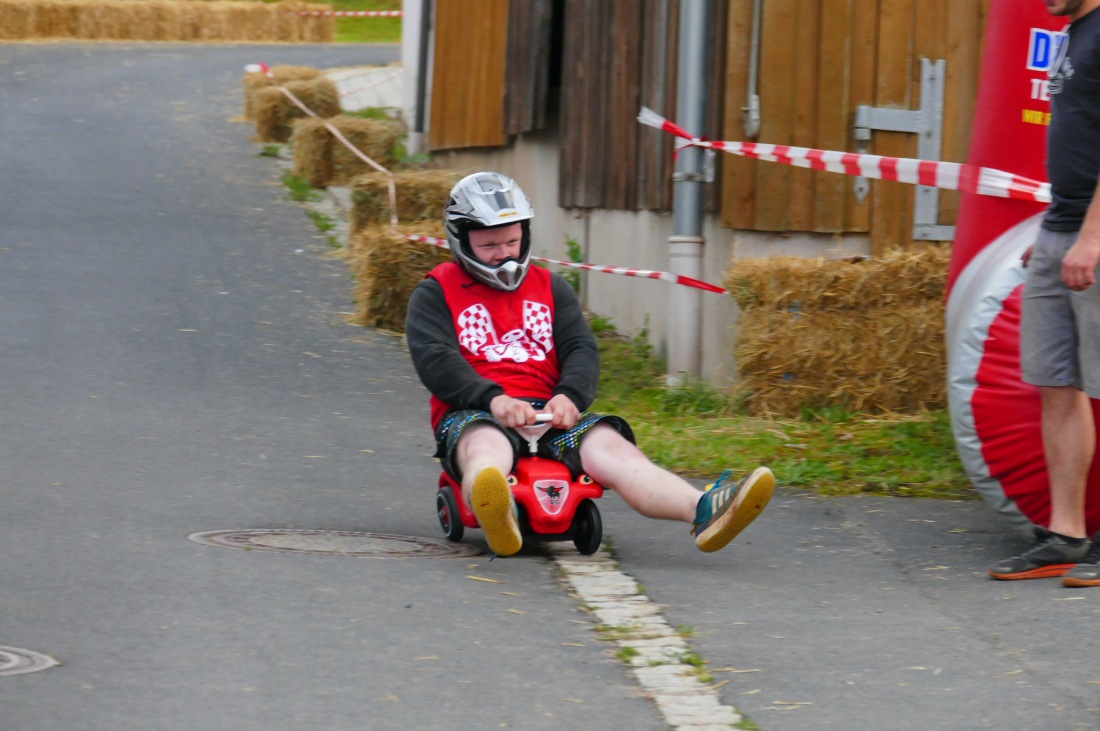 Foto: Martin Zehrer - Genial - Die legendären Bobbycar Meisterschaft in Preißach. <br />
"Den of Vice" veranstaltete heute das 3. Bobbycar-Rennen durch die Ortschaft Preißach. <br />
Zig Starter rasten  