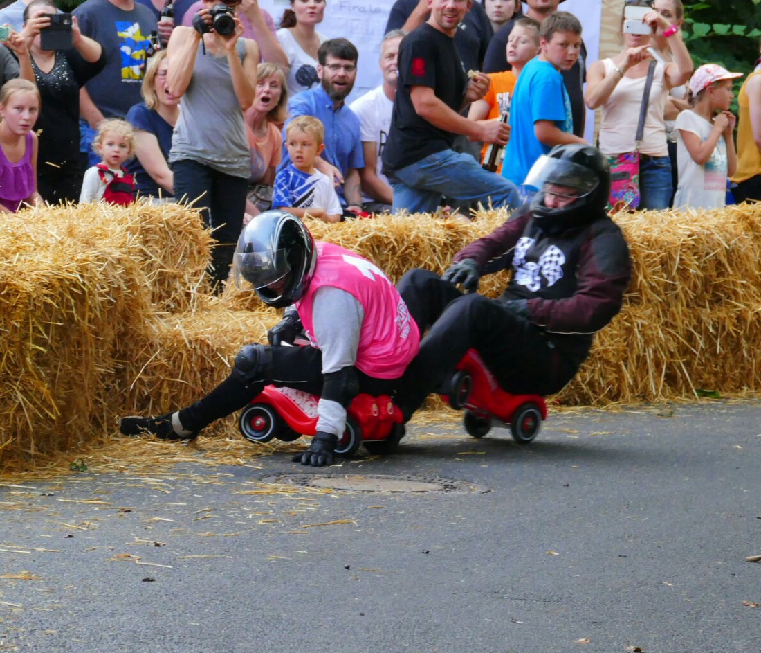 Foto: Martin Zehrer - Extrem... Crash beim Bobbycar-Rennen in Preißach... Die Fans im Hintergrund sind geschockt, die Bobbycars steigen auf, die Fahrer fighten um jeden Millimeter 