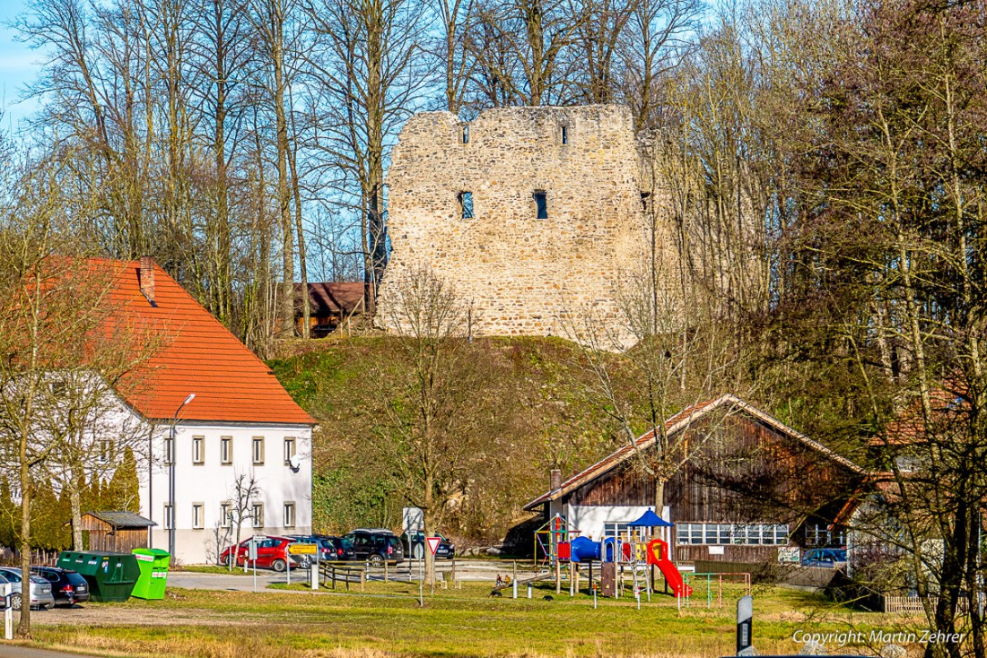 Foto: Martin Zehrer - Endlich angekommen. Vor uns der Ort Neuhaus bei Schorndorf. Dort oben, in der Burgruine befindet sich eine Theater-Bühne ;-) Unterhalb aber auch eine Pizzeria mit dem Nam 