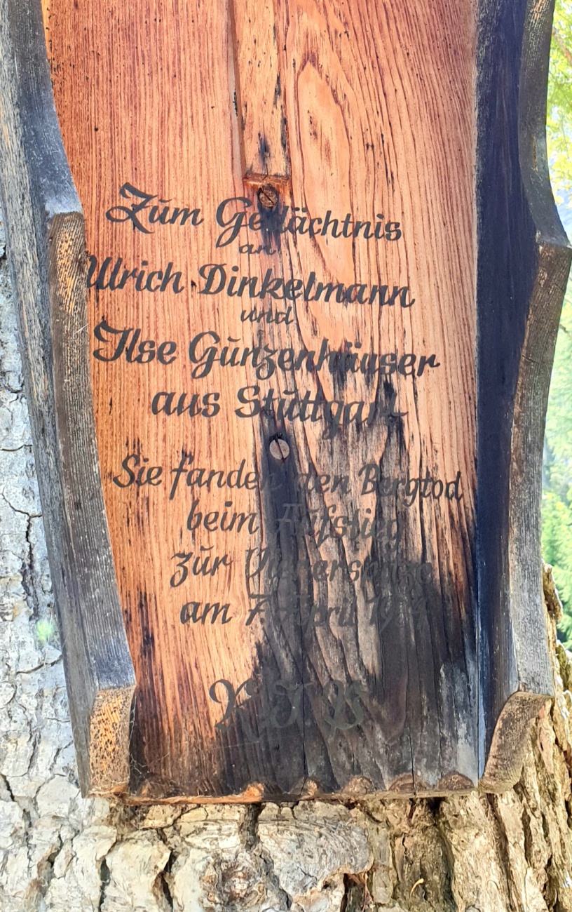 Foto: Martin Zehrer - Eine Gedächtnis-Tafel an einem Baum erinnert daran, dass der Aufstieg zur Mittenwalder-Hütte manchmal auch gefährlich sein kann. 