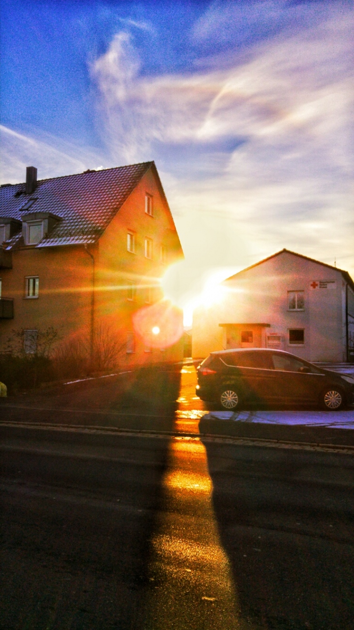 Foto: Martin Zehrer - Samstag, 19. Januar 2019... Nachdem die Nacht-Temperaturen bei ca. minus 8 Grad Kälte lagen, strahlte am Morgen schon die Sonne mit voller Kraft zwischen den Häusern hind 