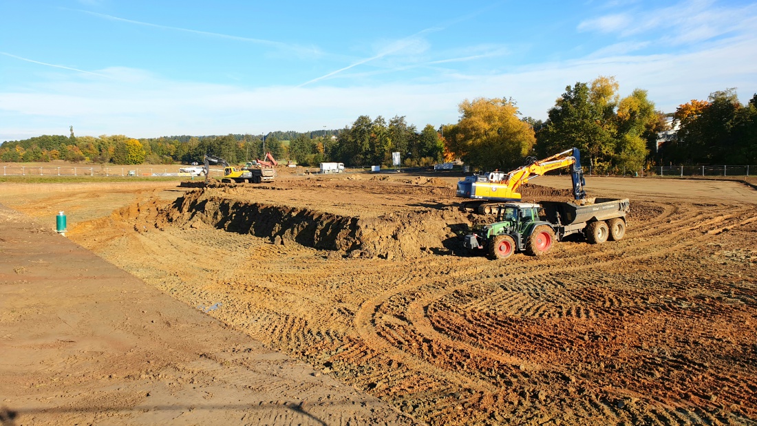 Foto: Martin Zehrer - Wahnsinn wie schnell und ineinandergreifend hier die Baustelle in Kemnath voran geht.<br />
Massen von Erdreich werden hier bewegt. Zahlreiche ortsansässige Lohnunternehmer, B 