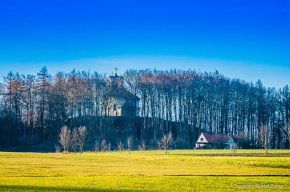 Foto: Martin Zehrer - Selten kann man die Armesberg-Kriche so sehen. Durch die tiefstehende Sonne und die nackten Bäume lässt sich das Bauwerk nahe Erdenweis gut erkennen. 