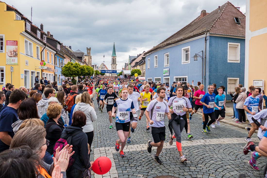 Foto: Martin Zehrer - Nofi-Lauf 2017: Start am Stadtplatz und Ziel beim Siemens... 5,9 Kilometer durch Kemnath und rund herum. Mehr als 8000 Teilnehmer fanden sich in Kemnath zusammen um die S 