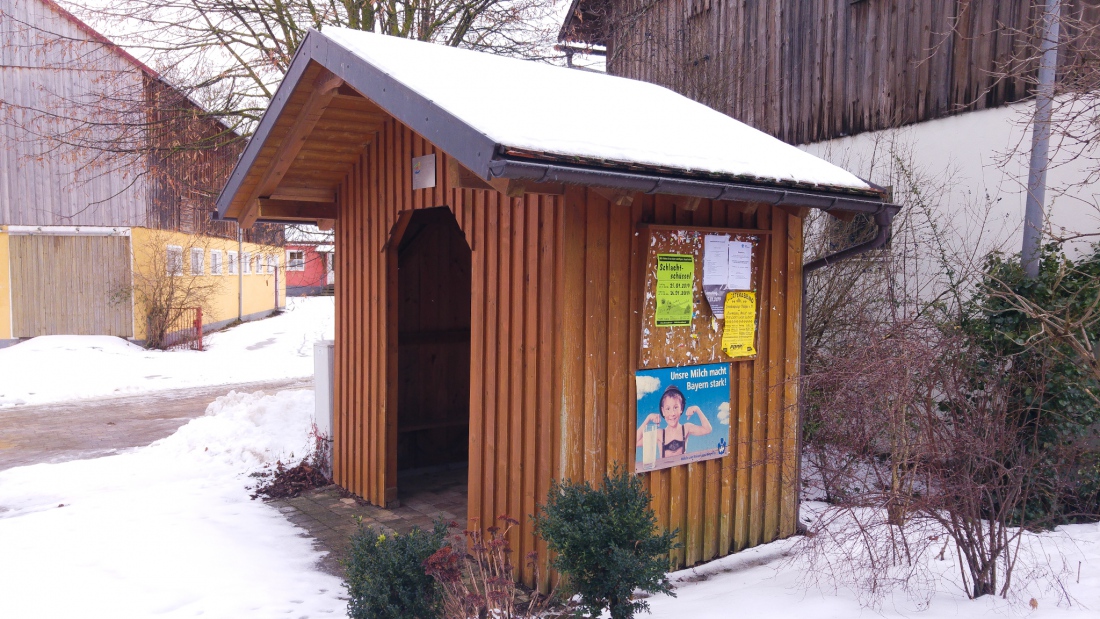 Foto: Martin Zehrer - Wandern von Kemnath nach Immenreuth: <br />
<br />
Das Bushäuschen von Berndorf... 