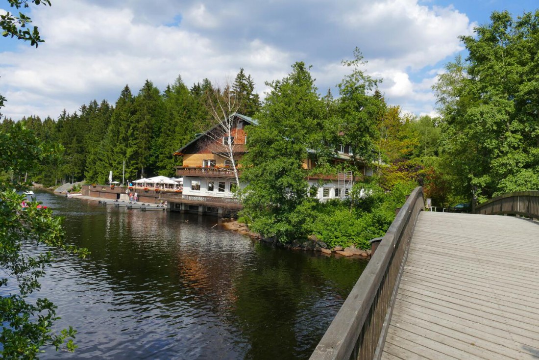 Foto: Martin Zehrer - Gasthaus am Fichtelsee. Nebenan befindet sich der Bootsverleih... 