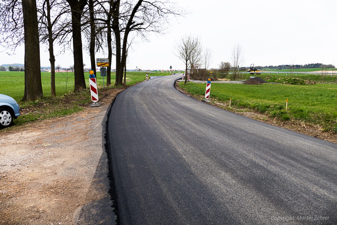 Foto: Martin Zehrer - Fertig: Walzen, Teermaschine, LKWs und die Mitarbeiter der Fa. Markgraf rückten Mitte April 2015 in Zinst an, um die Ortsdurchfahrt neu zu teeren. Binnen kurzer Zeit konn 