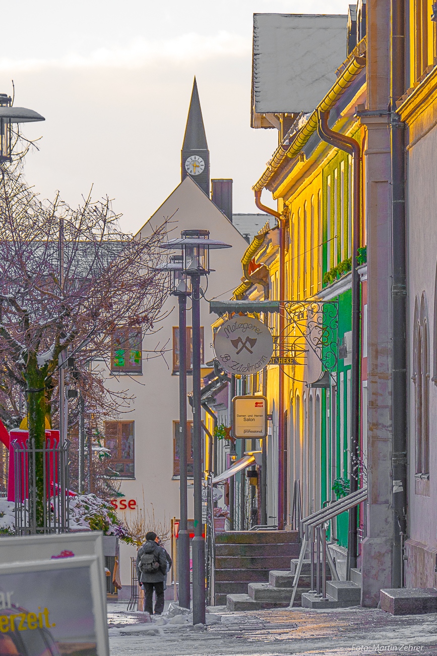 Foto: Martin Zehrer - 2. Januar 2019 - Die Wintersonne streift an den Häuserfronten am kemnather Stadtplatz entlang.<br />
 