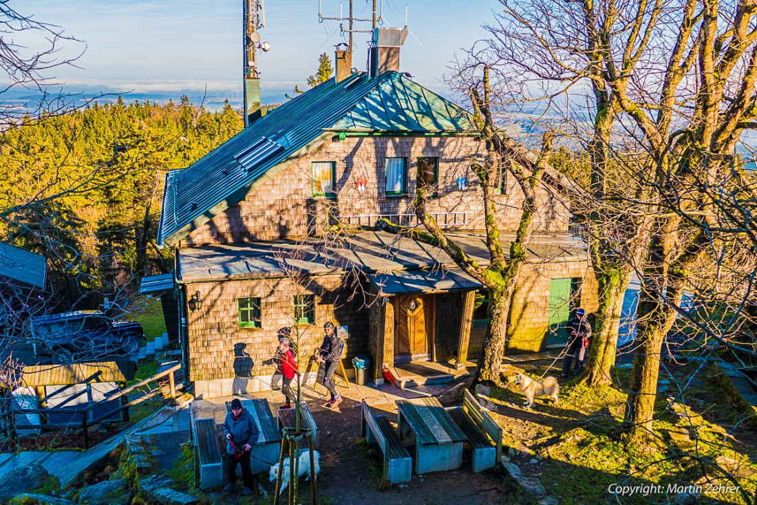 Foto: Martin Zehrer - Das Kösseinehaus vom Aussichtsturm aus gesehen. Hier kann man gut essen und nach dem Aufstieg zum Kösseine-Gipfel gemütlich entspannen. - 20. Dezember 2015 